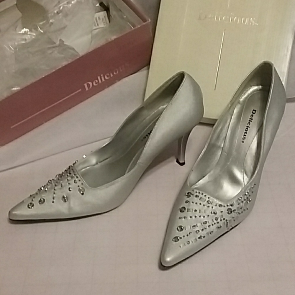 Delicious Silver pumps